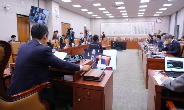 1일 국회에서 열린 법제사법위원회 전체회의에서 최상목 경제부총리 겸 기획재정부 장관 탄핵소추사건 조사결과보고서 채택의 건이 민주당 주도로 통과되고 있다. [연합뉴스]